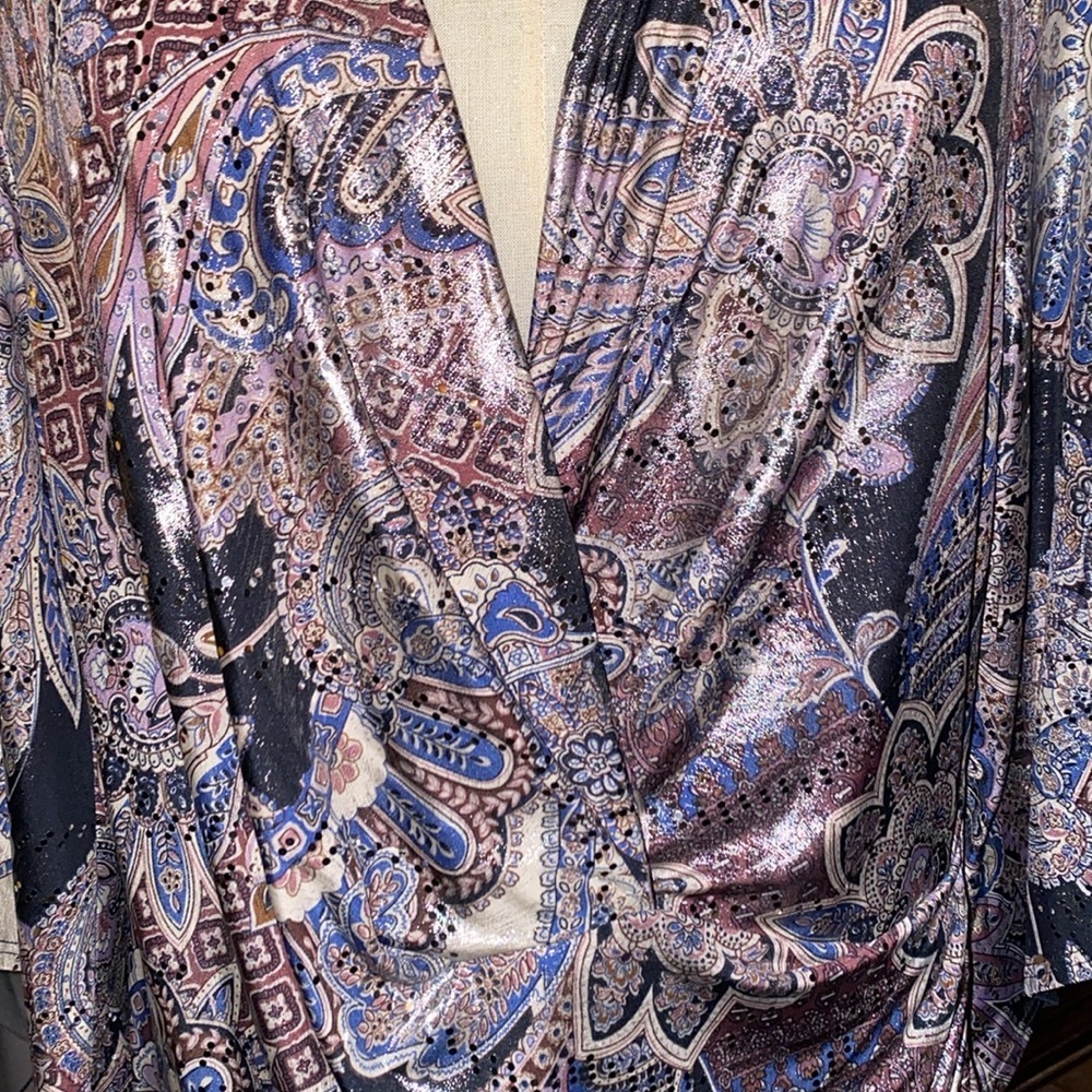 DB Established 1982 blouse 3/4 sleeve, v-neck, paisley print, ruched detail - Picture 2 of 8
